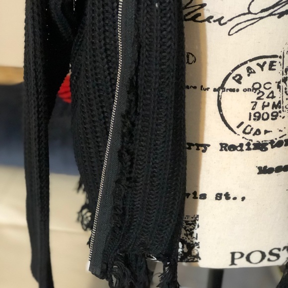 (Large Left) Knit Fringed hoodie - Picture 4 of 5